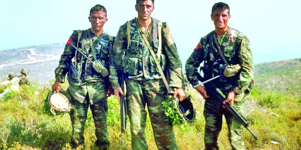 Ramil Safarov (centru) împreună cu doi tovarăşi de arme
