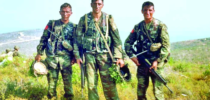 Ramil Safarov (centru) împreună cu doi tovarăşi de arme