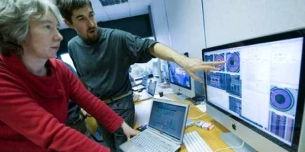 Acceleratorul, repornit aseară, încearcă crerea unor condiţii similare momentelor de după Big Bang.