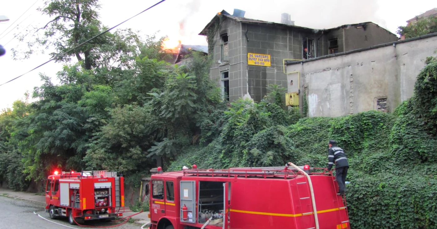 Conacul englezesc la incendiu.