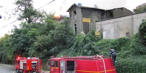 Conacul englezesc la incendiu.