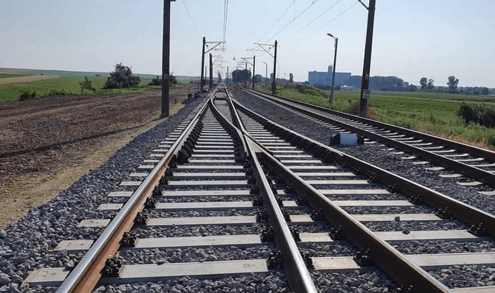 Blocaj pe calea ferată, pe magistrata 400 Brașov - Satu Mare: Două vagoane încărcate cu cereale au deraiat. Călătorii, transbordați cu autobuzul