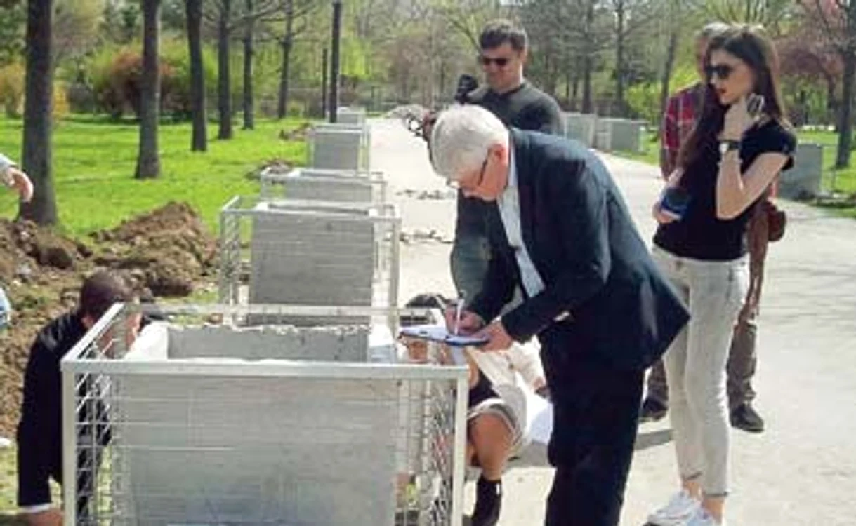 
    Angajaţii primăriei s-au  dus ieri în control în  Parcul Lumea CopiilorFoto: Dan L. Brumar  