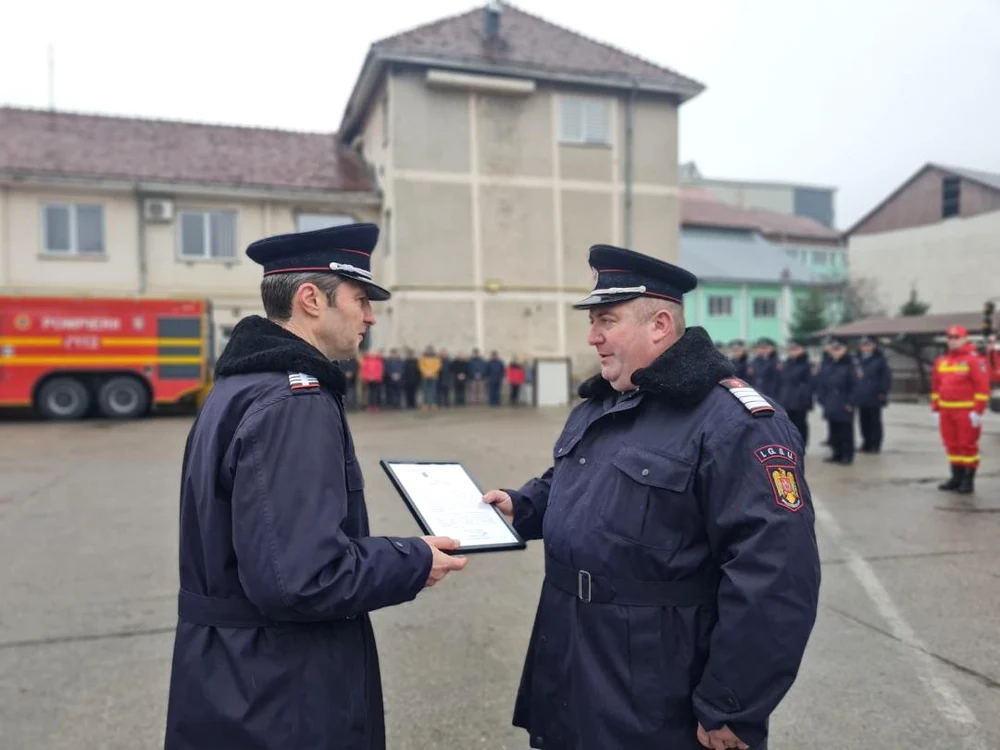 Adjutantul Manoliu (în dreapta imaginii), în momentul decernării distincției FOTO ISU Neamț