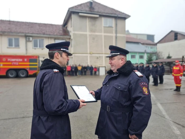 Adjutantul Manoliu (în dreapta imaginii), în momentul decernării distincției FOTO ISU Neamț