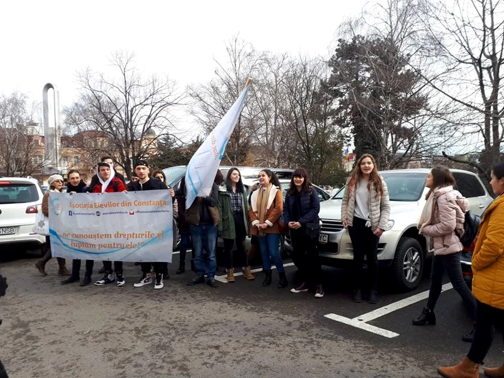 Elevii au protestat în faţa Consiliului Judeţean Constanţa FOTO M.I.