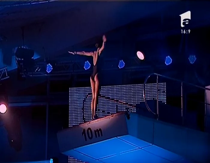 Bruneta a sărit de la 10 m