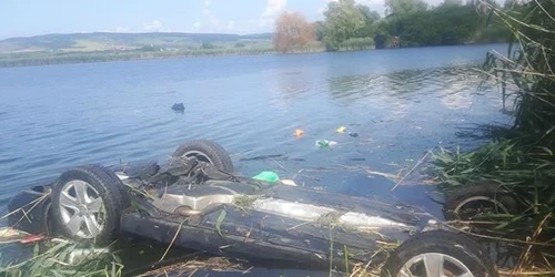 Maşină în lacul de la Rotbav