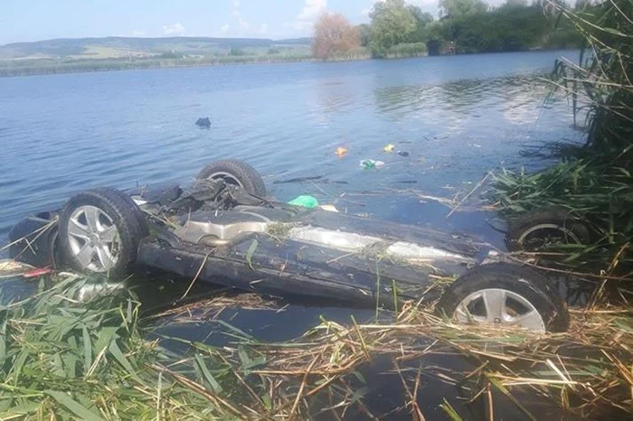 Maşina a plonjat în lac după ce şoferul a adormit la volan. FOTOISU Braşov.