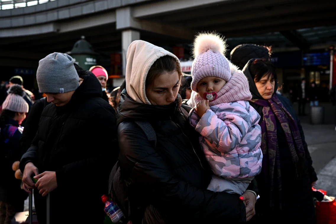 Ucrainencele fug din calea ororilor războiului încercând să-şi salveze copiii. FOTO Gettyimages