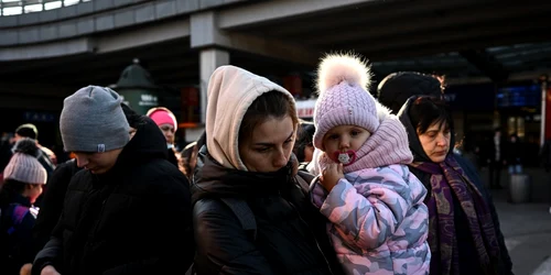 Ucrainencele fug din calea ororilor războiului încercând să-şi salveze copiii. FOTO Gettyimages
