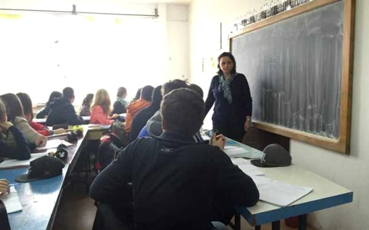 Un dormitor, transformat în sală de curs  FOTO: Ziua de Cluj