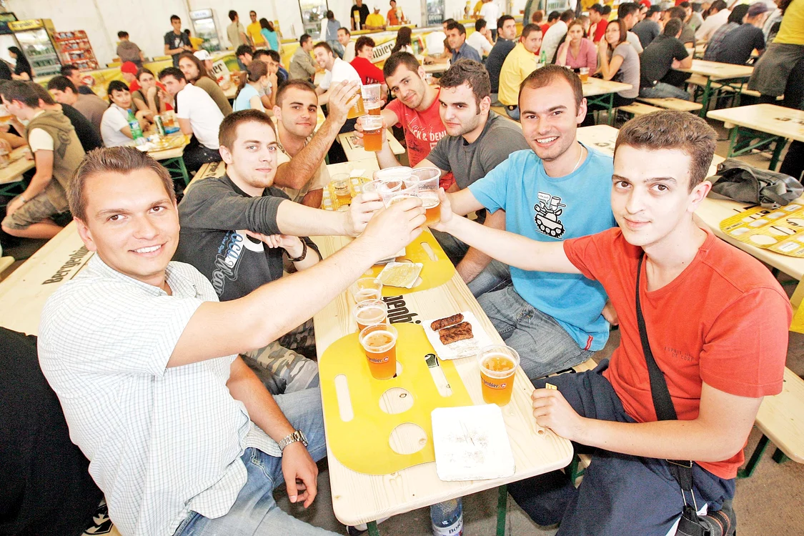 
    Românii abia aşteaptă  zilele libere pentru a ieşi  cu prietenii la terasă  