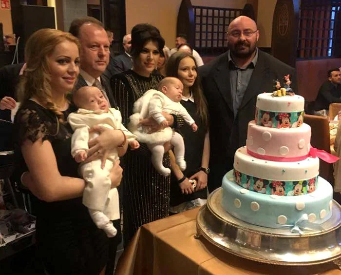 
    Irina Nicolae, Marius Vizer (mijloc) şi Sandu Lunf (primul dreapta), copiii lui şi soţia (prima stânga)FOTO: Arhiva personală  