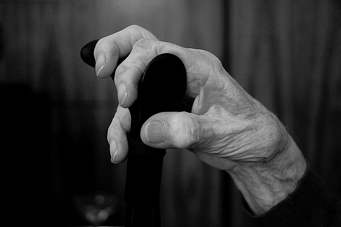 Două românce sunt acuzate că au vrut să pună mâna pe averea bătrânului de care aveau grijă