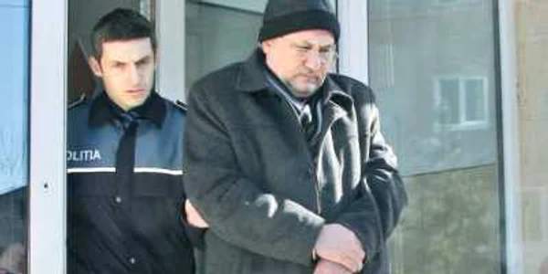 La finalul lunii februarie, George Costin a ieşit din biroul său de la Palatul Victoria şi a ajuns în duba Poliţiei, cu cătuşe la mâini  