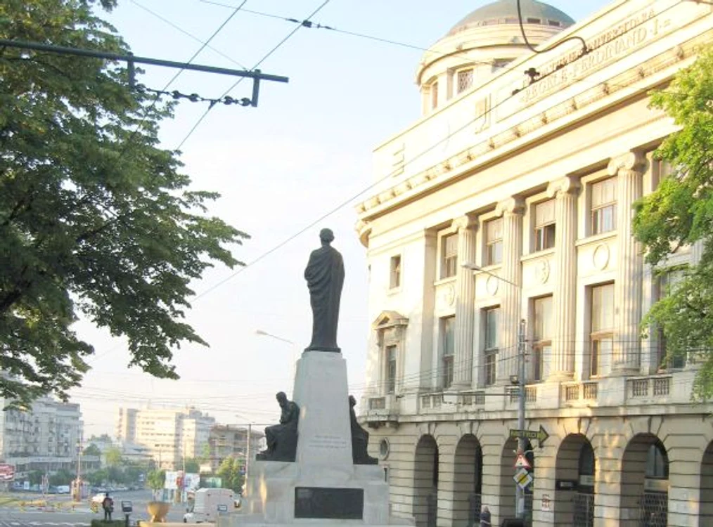 piii jos wc statuia lui mihai eminescu din ialoi jpg jpeg