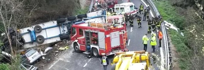 TIR-ul s-a răsturnat pe șosea și a lovit niște muncitori care lucrau în zonăFoto: Il Mattino