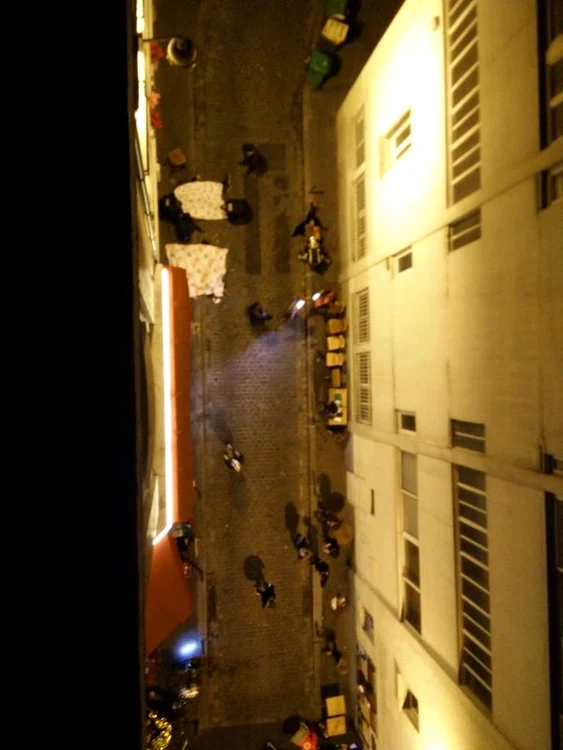 Pe strada Charonne din Paris mai multe corpuri fără viaţă erau întinse pe jos