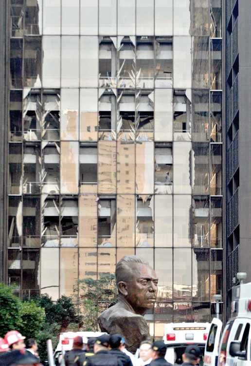 Explozia s-a produs la etajul 51 al unei clădiri de birouri (Fotografii:Reuters)