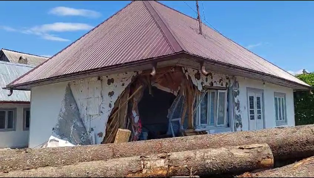 O remorcă plină cu bușteni a intrat în două case în județul Suceava VIDEO