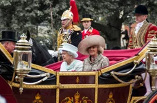 Regina Elisabeta a II-a, în trăsură, alături de Charles și Camilla, în anul 2012 (© Ben / Flickr)