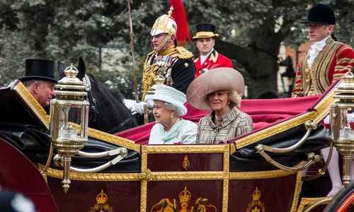 Regina Elisabeta a II-a, în trăsură, alături de Charles și Camilla, în anul 2012 (© Ben / Flickr)