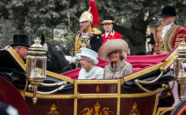 Regina Elisabeta a II-a, în trăsură, alături de Charles și Camilla, în anul 2012 (© Ben / Flickr)