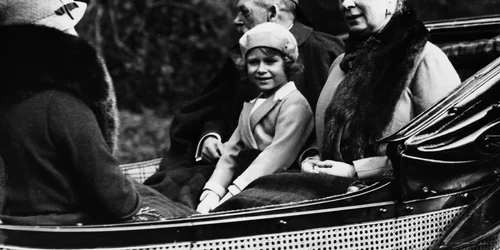 Printesa Elisabeta mai târziu Regina Elisabeta a II-a aşezată între bunicul ei Regele George V şi bunica Regina Maria de Teck trasura in Scotia 1935