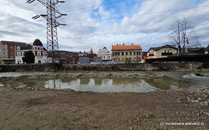 Râul Cerna din Hunedoara. Foto Daniel Guță. ADEVĂRUL