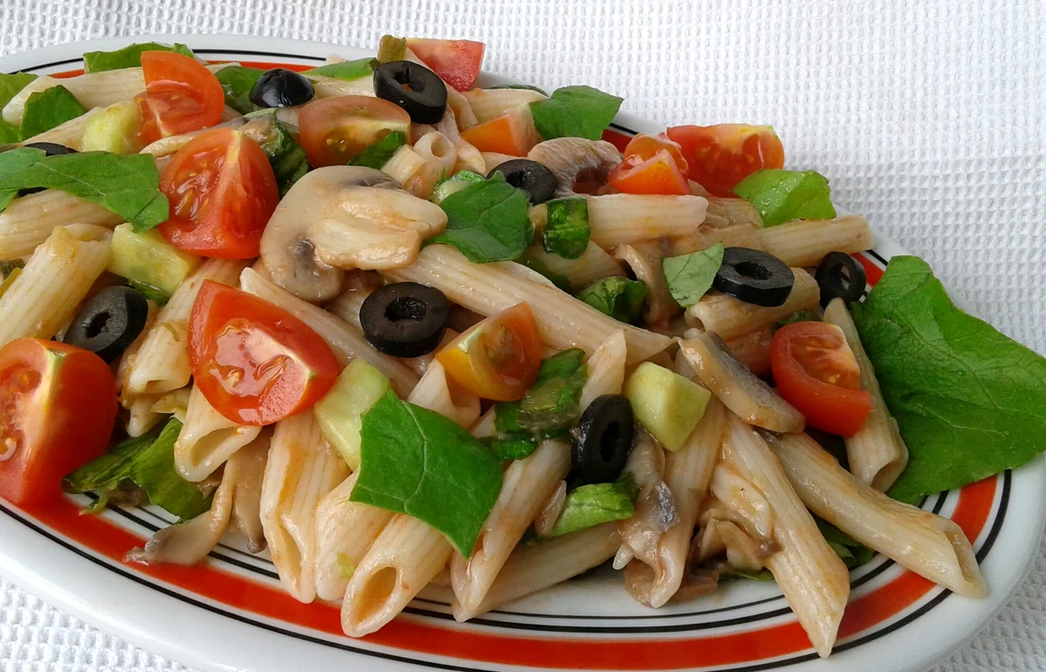 
    Salată cu paste, roşii şi ciuperci  