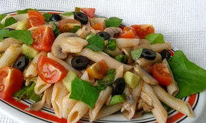 salata cu paste rosii si ciuperci jpeg