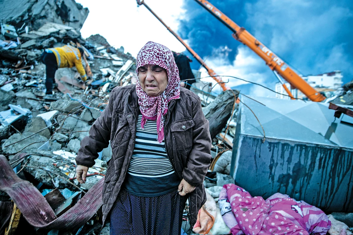 Supraviețuitorii  cutremurului își plâng  morții printre ruine. Foto: Gettyimages