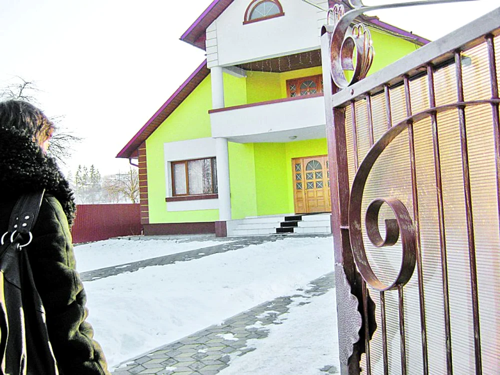 Vameşul Simion  Coroliuc are şi el o vilă impresionantă, în Siret