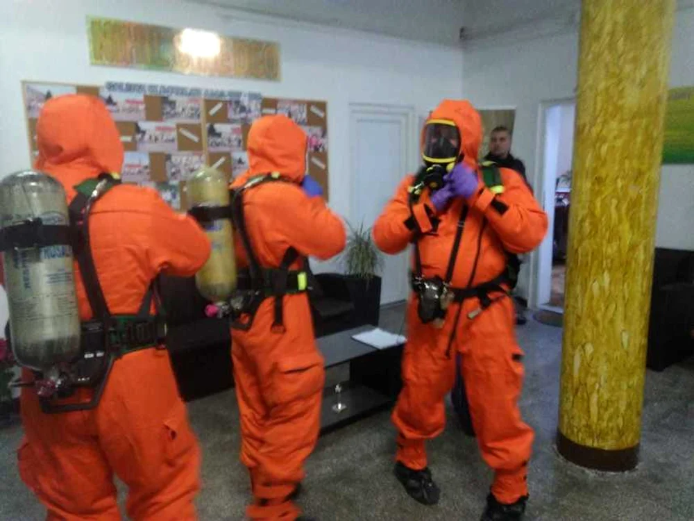
    O echipă specială a ISU Arad a cercetat nivelul de substanțe periculoase în Liceul German  