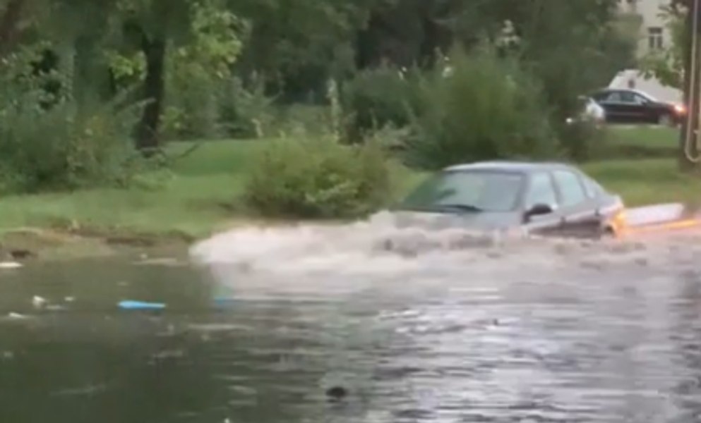 Străzi inundate la Cluj-Napoca în urma unei furtuni puternice. Gurile de canal s-au transformat în fântâni arteziene VIDEO
