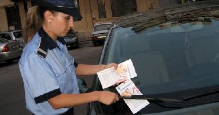 Piteşti: Şoferii lasă în maşină, la vedere, aparatele radar, deşi sunt preveniţi de poliţişti