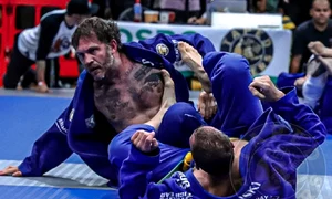 tom hardy arte martiale sursa facebook taped fingers (5) jpg