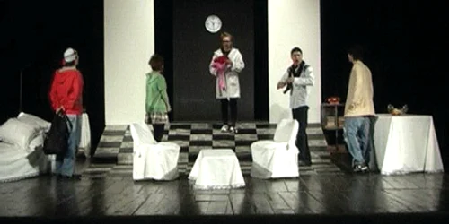 Teatrul îşi schimbă denumirea