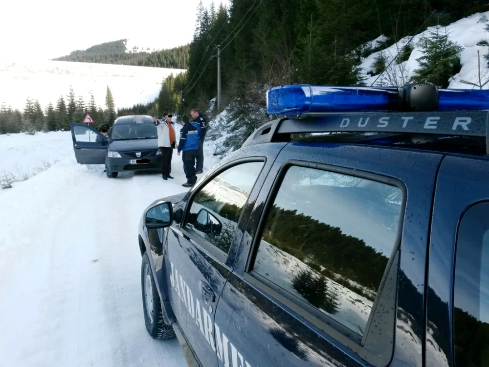 În urma acţiunii jandarmilor montani, cele trei persoane au fost sprijinite să deblocheze autovehiculele şi au fost însoţite în condiţii de siguranţă până pe DJ 714 Peştera – Moroeni, în prezent fiind în afara oricărui pericol