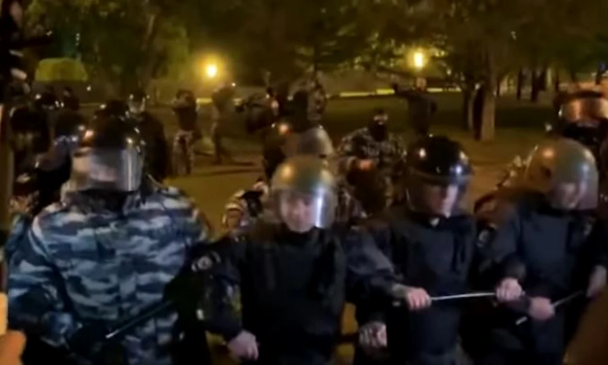 Poliţişti mobilizaţi la Ekaterinburg pentru a-i calma pe protestatarii care se opun construirii catedralei Captură YouTube