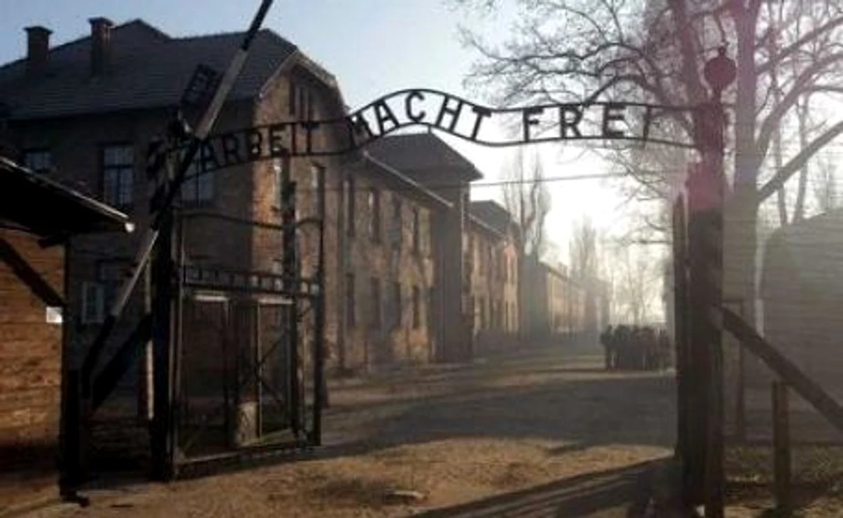 
    "Arbeit macht frei!" (Munca înseamnă libertate), o capcană pentru nefericitele victime ale naziştilor  