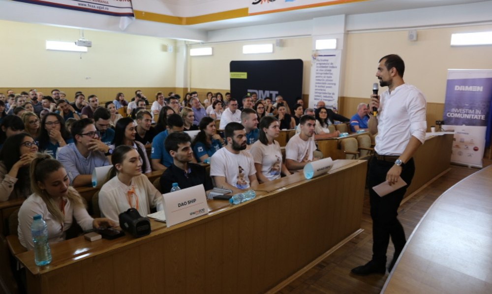 Câți bani câștigă un student în timpul facultății. 1 din 4 este este nevoit să muncească