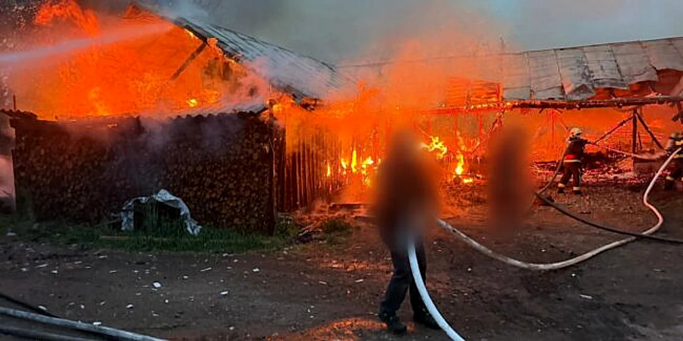 Flăcările s-au extins. FOTO ISU Suceava