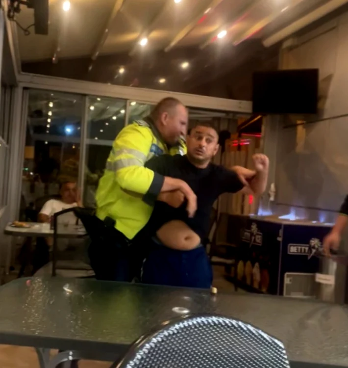 Unul din scandalagii s-a opus reținerii FOTO: Captură video