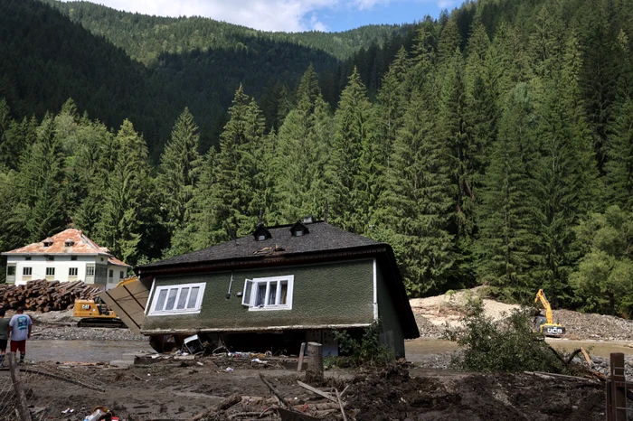 Despăgubirea primită de o familie din Broșteni pentru casa distrusă de inundații FOTO: Mediafax