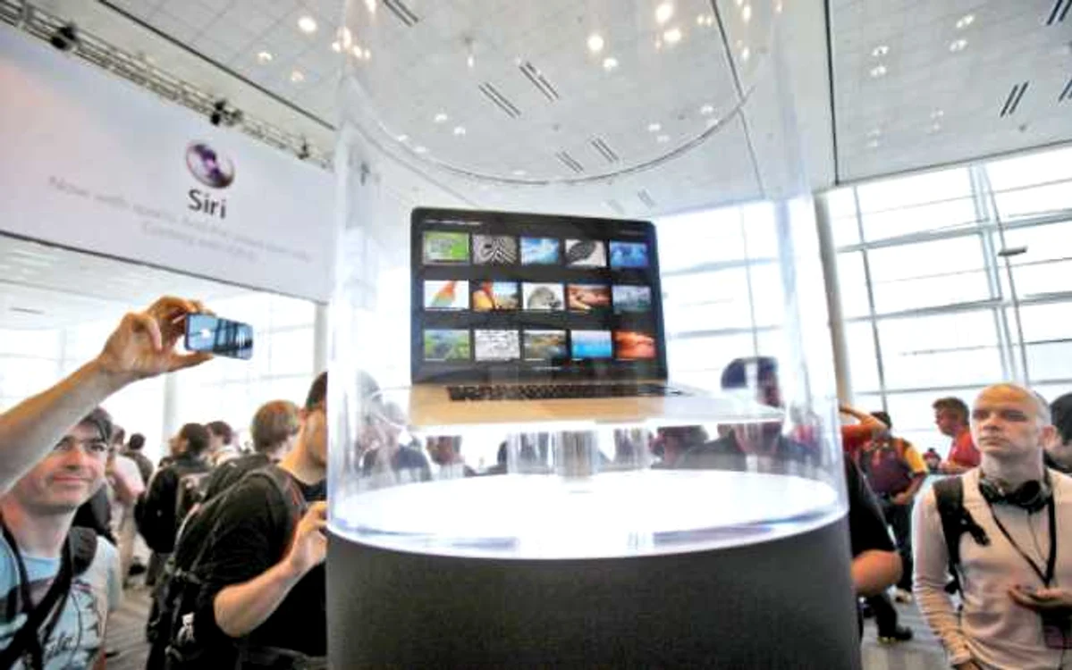 Fanii Apple au admirat deja în magazine cele mai noi versiuni ale MacBook Pro şi MacBook Air 