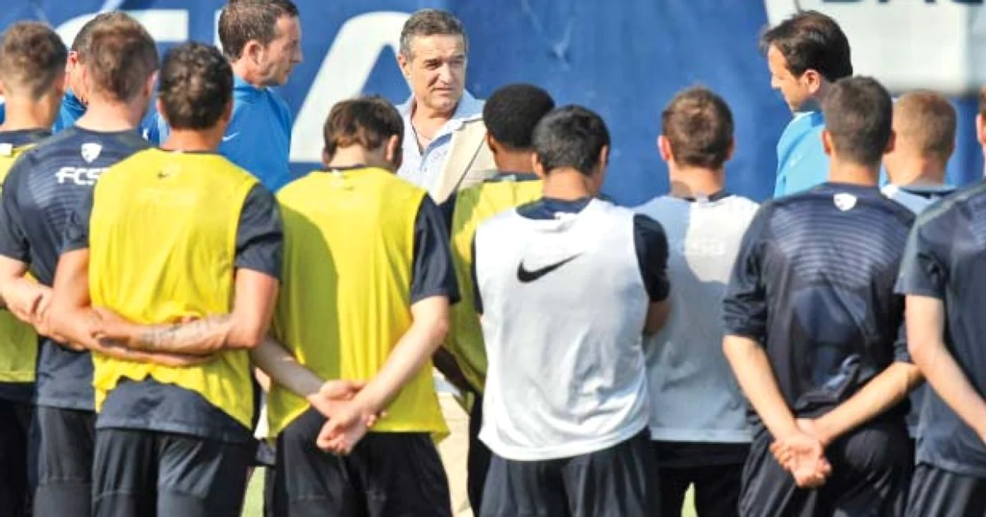 Gigi Becali (centru) a coborât în iarbă la primul antrenament al noului sezon, fiind flancat de Mihai Stoica şi de Ronny Levy (dreapta)  