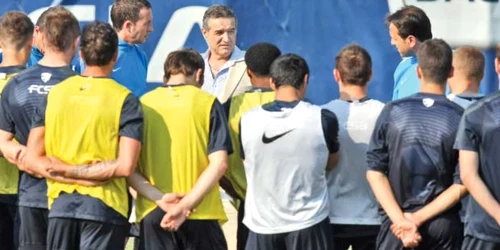 Gigi Becali (centru) a coborât în iarbă la primul antrenament al noului sezon, fiind flancat de Mihai Stoica şi de Ronny Levy (dreapta)