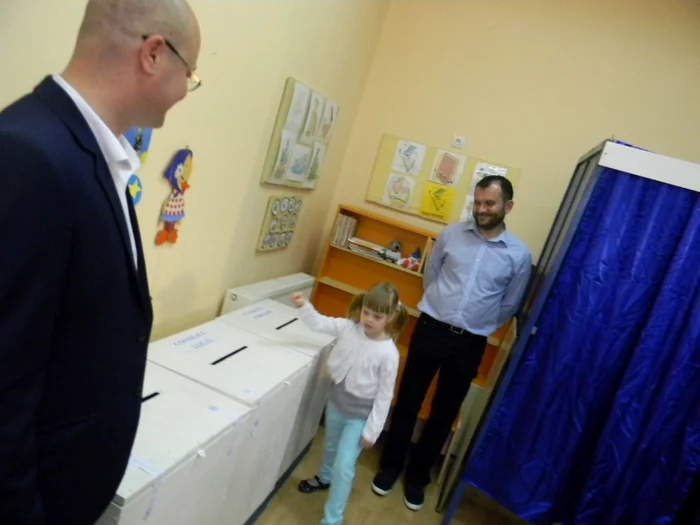 Kereskenyi Gabor a votat ajutat de fiica sa - foto: Adrian Caraba